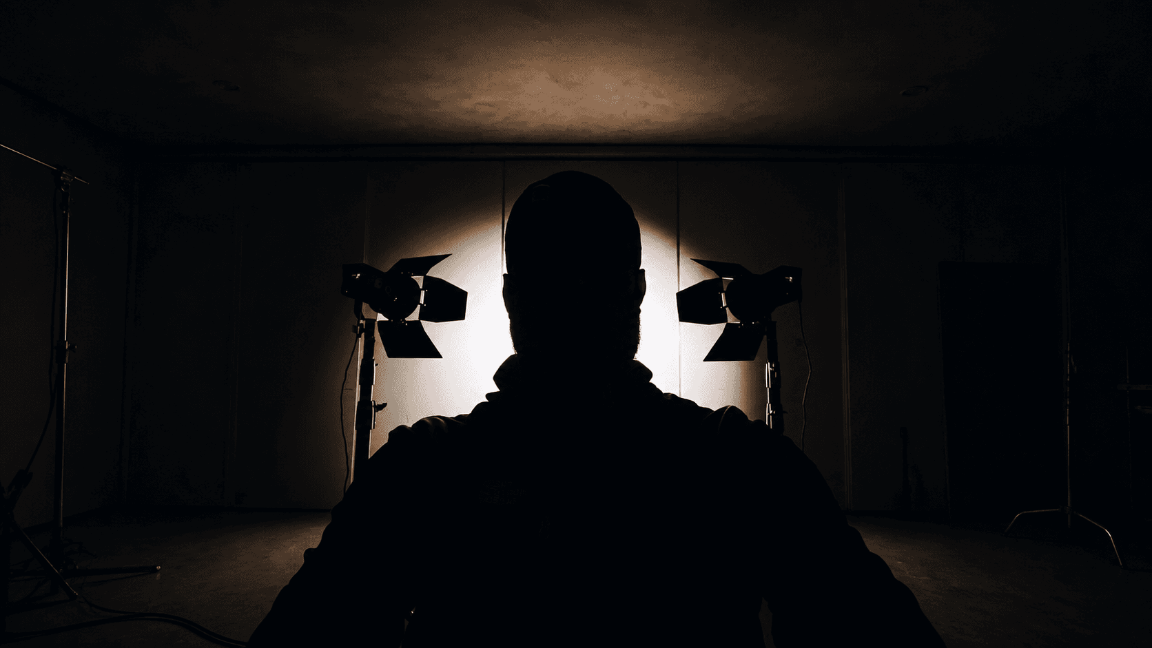 Silhouette in studio con luci cinematografiche