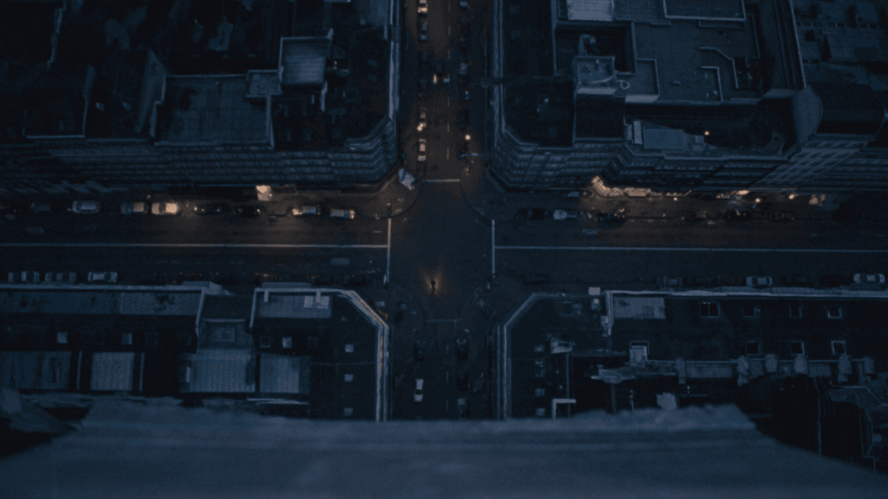 Ripresa dall'alto di una città notturna